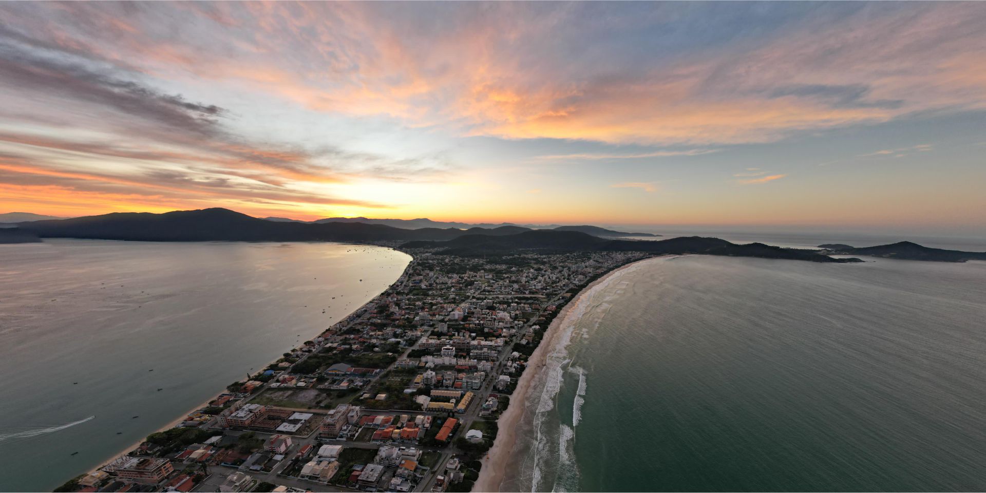 Vista aérea de Bombinhas ao pôr do sol, na Costa Esmeralda